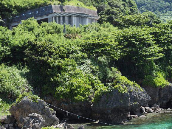 佳作（高校生の部）「自然の中の洞門」　中村　航大（沖縄工業高等学校　2年）