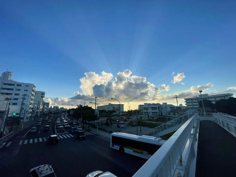 入選（高校生の部）「続く道と雲」町田 宗太（普天間高等学校1年）