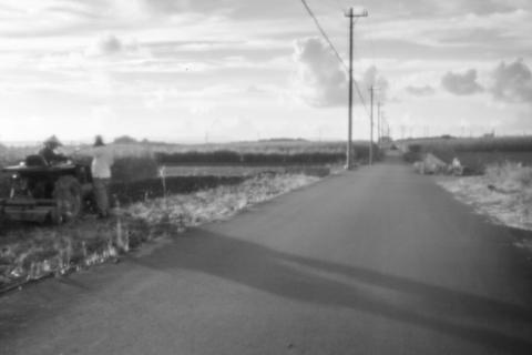 「ピンホールカメラで撮った喜屋武岬に続く電信柱通り」新里 采恩(三和中学校3年))