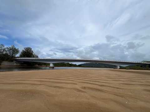 「馴染みの橋と干潮」宮城 誠士(名蔵中学校2年)