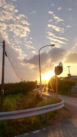 「道路に流れる夕焼けの日」金城 州亮(玉城中学校 1年)