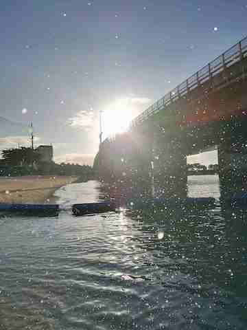 「綺麗な夕陽とはねる海」西田 多聞(那覇中学校3年)